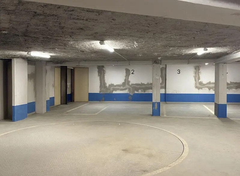 Industrial in Paris to rent - Building Photo - Image 1 of 6