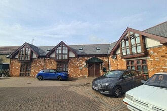 Quadrant Way, Weybridge to rent Building Photo- Image 2 of 5