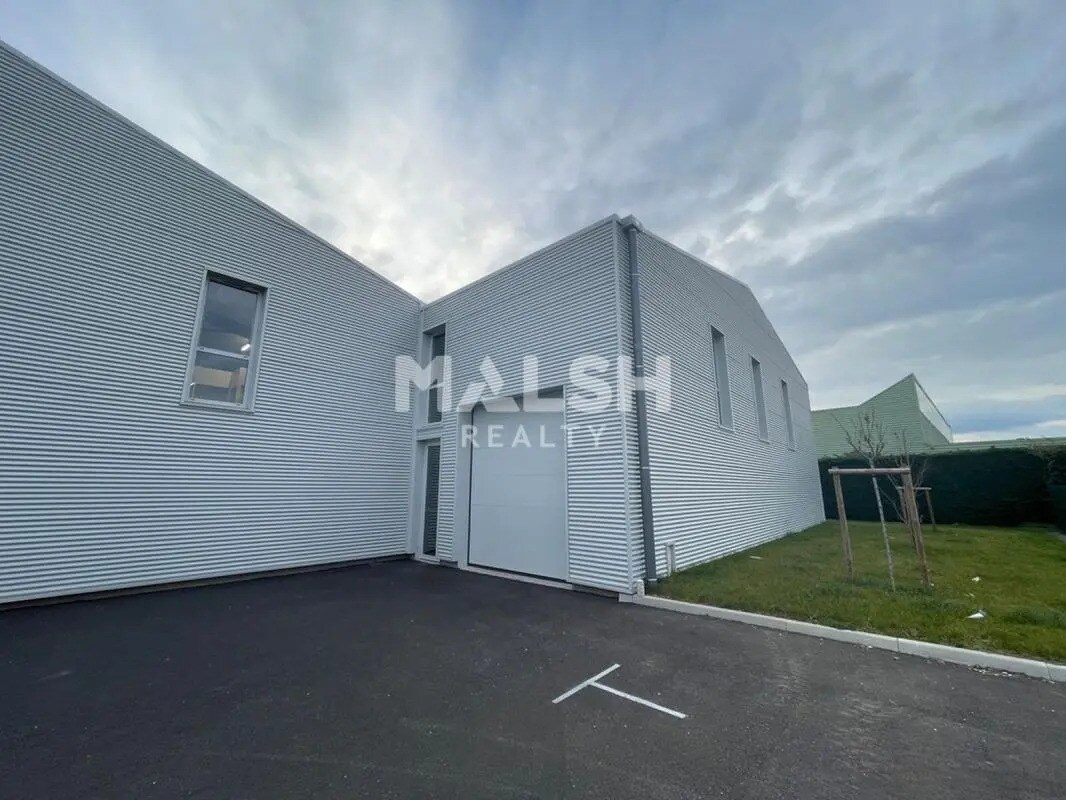 Light Industrial in Chassieu to rent Building Photo- Image 1 of 8