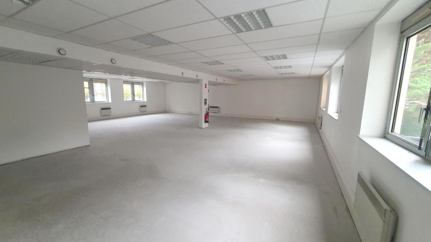 Office in Versailles to rent Interior Photo- Image 1 of 10