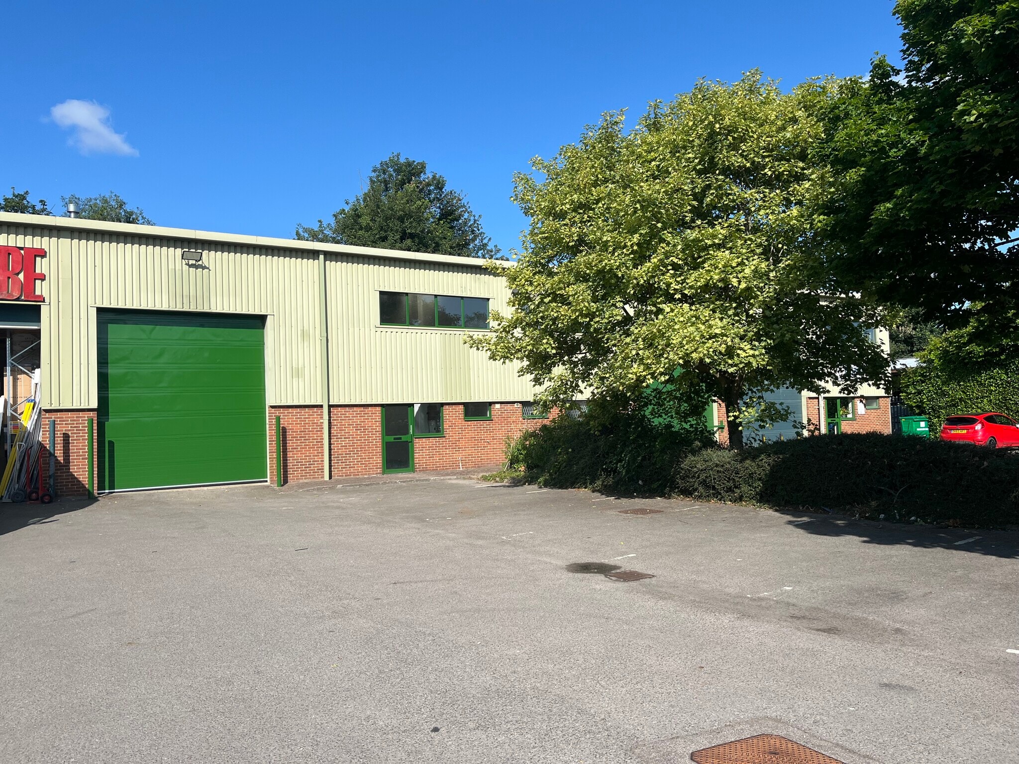 Primrose Hl, Kings Langley to rent Building Photo- Image 1 of 6