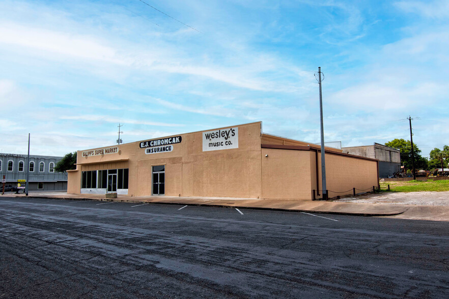 425 N Main St, Schulenburg, TX for sale - Building Photo - Image 3 of 30