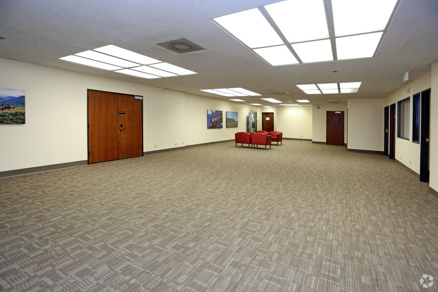 5601 S Broadway, Littleton, CO for rent - Lobby - Image 2 of 11