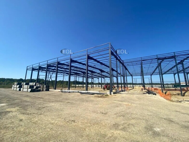 Industrial in Croissy-Beaubourg to rent - Construction Photo - Image 2 of 4