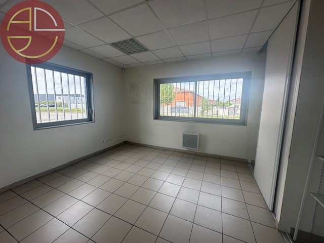 Industrial in Colomiers to rent - Interior Photo - Image 3 of 4