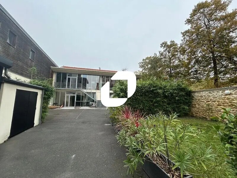 Office in Ivry-sur-Seine to rent Building Photo- Image 1 of 14