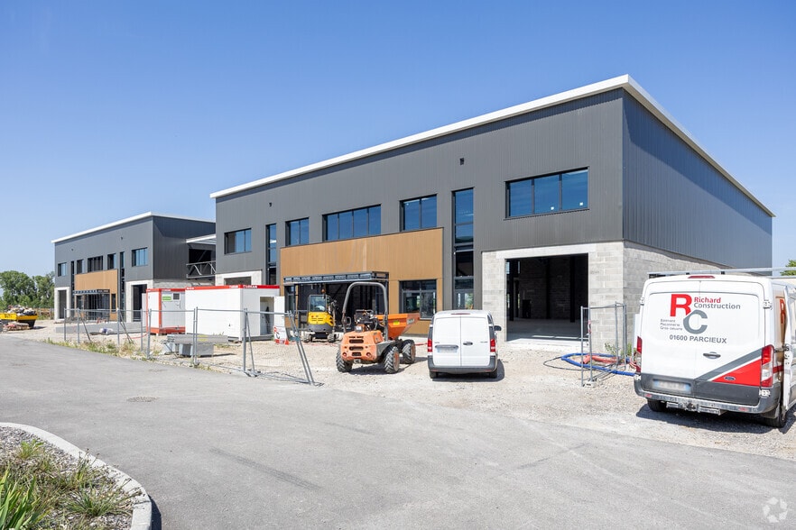 25 Route De Lyon, Saint-Priest to rent - Building Photo - Image 2 of 2