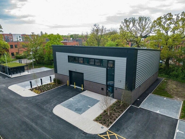 Longstone Rd, Manchester to rent - Building Photo - Image 3 of 9