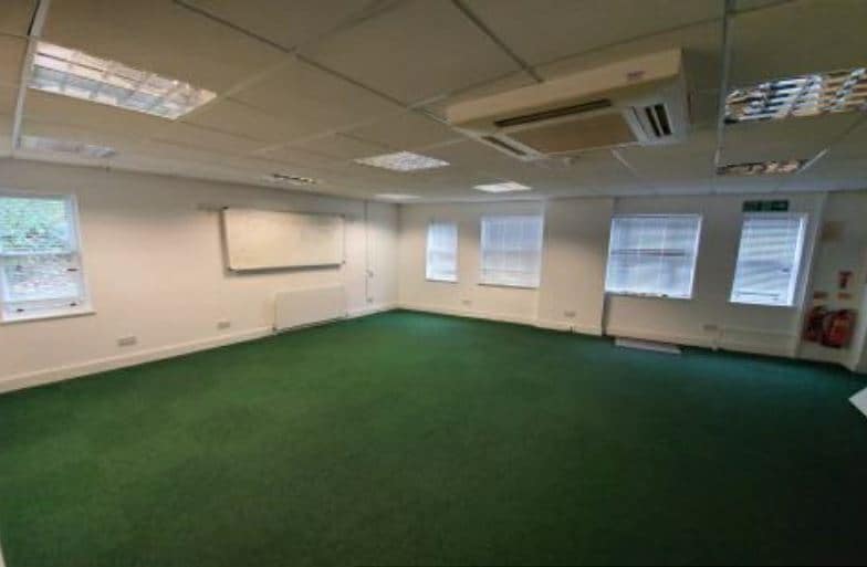 118 High St, Uxbridge to rent - Interior Photo - Image 2 of 6