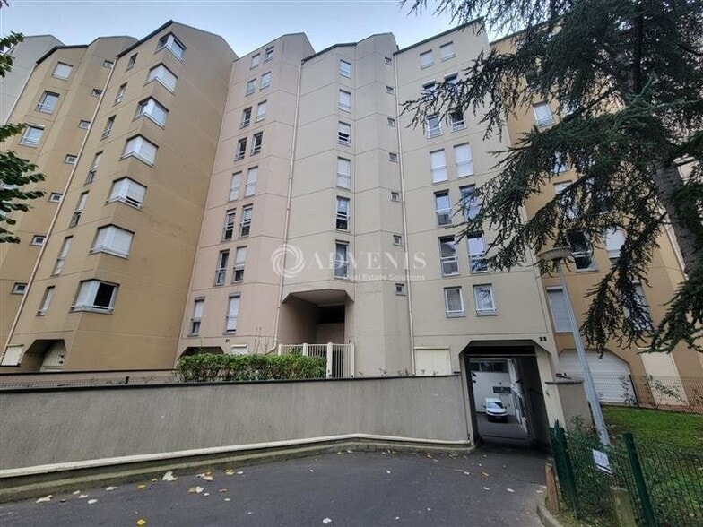 23 Rue Pierre Curie, Courbevoie to rent - Building Photo - Image 2 of 8