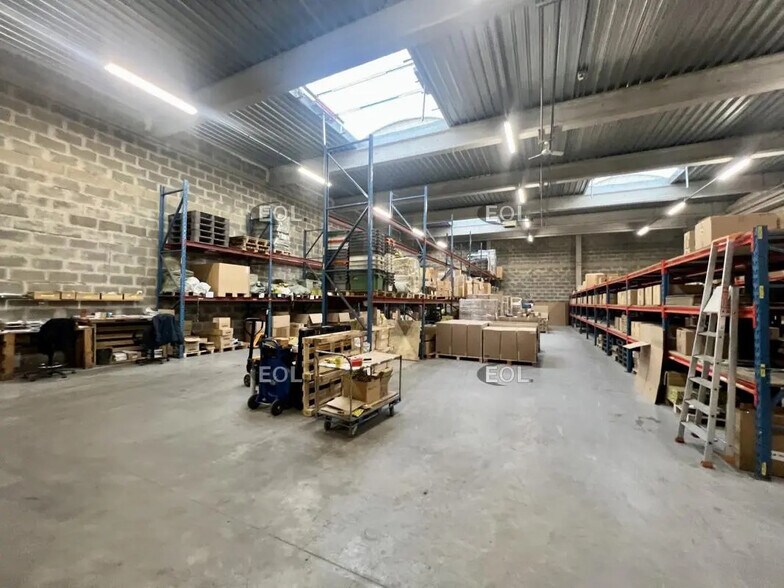 Light Industrial in Le Bourget to rent - Building Photo - Image 3 of 3