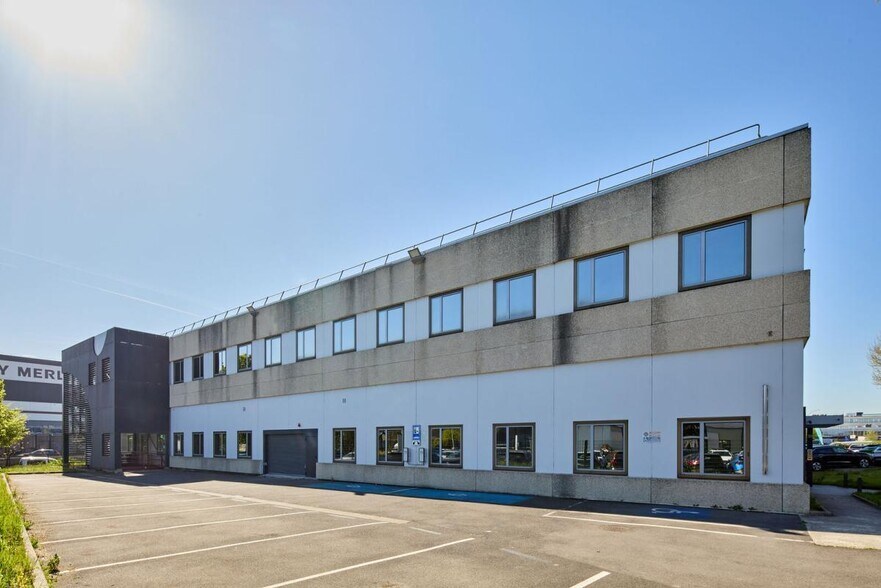 Light Industrial in Nanterre to rent - Building Photo - Image 2 of 13