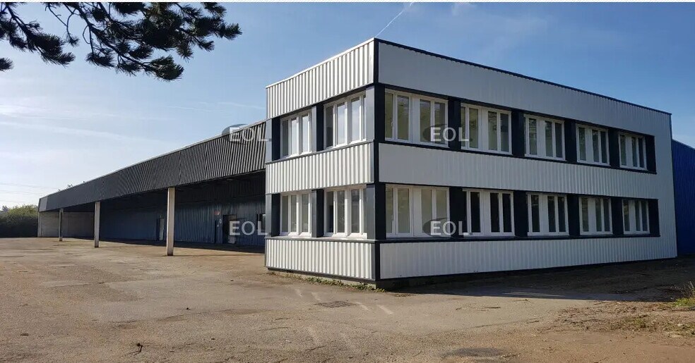 Industrial in Coignières to rent - Building Photo - Image 1 of 3