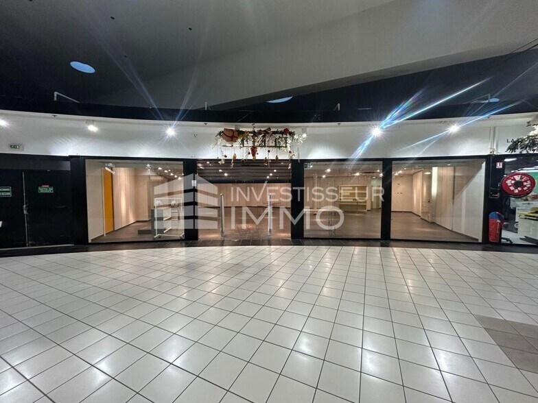 Retail in Senlis to rent - Interior Photo - Image 2 of 4