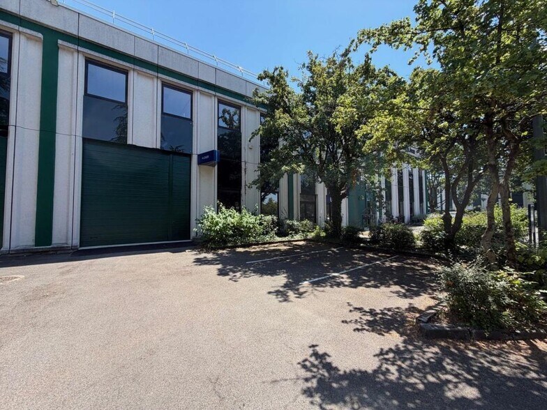 Light Industrial in Limonest to rent - Building Photo - Image 1 of 10