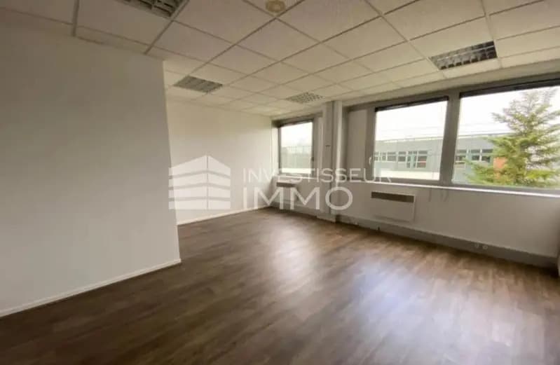 Office in Mitry-Mory to rent - Building Photo - Image 1 of 4
