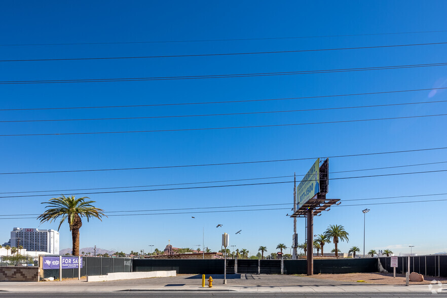 3889 S Las Vegas Blvd, Las Vegas, NV for sale - Building Photo - Image 1 of 1