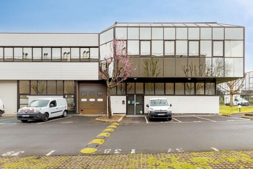 Light Industrial in Nanterre to rent - Building Photo - Image 2 of 9