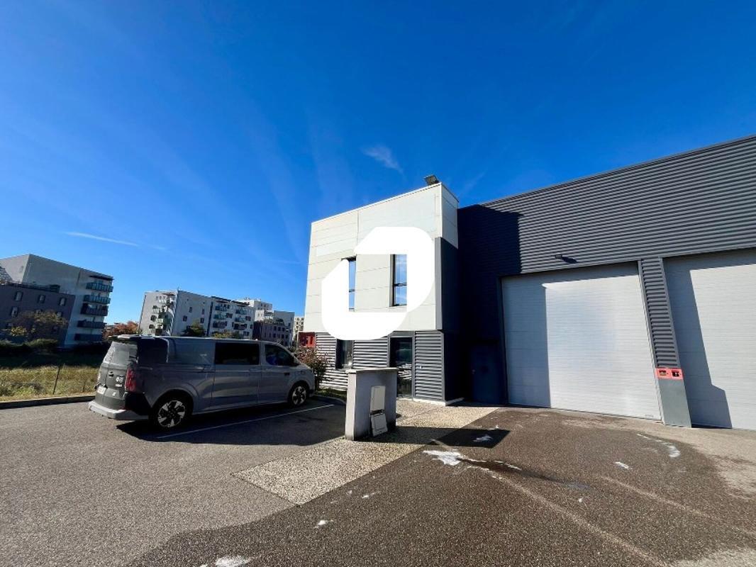 Light Industrial in Saint-Fons for sale Building Photo- Image 1 of 10