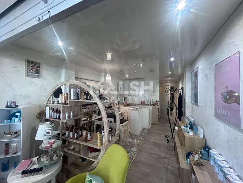 Office in Lyon for sale - Interior Photo - Image 2 of 6