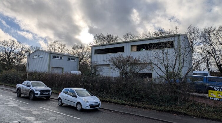 Shore Rd, Southampton to rent Primary Photo- Image 1 of 3