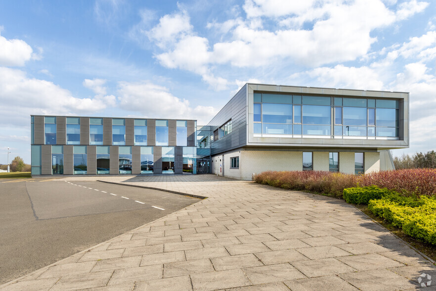 1 Lonmay Rd, Glasgow for rent - Building Photo - Image 1 of 9