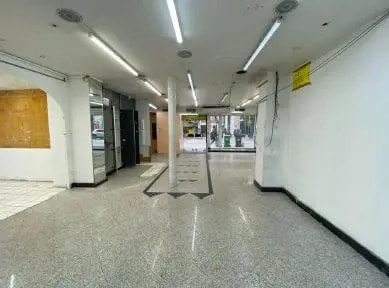 Retail in Paris to rent Interior Photo- Image 1 of 11