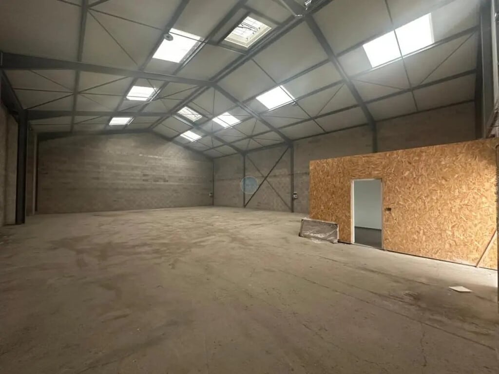 Location Local d'activités 350 m² - Photo 1