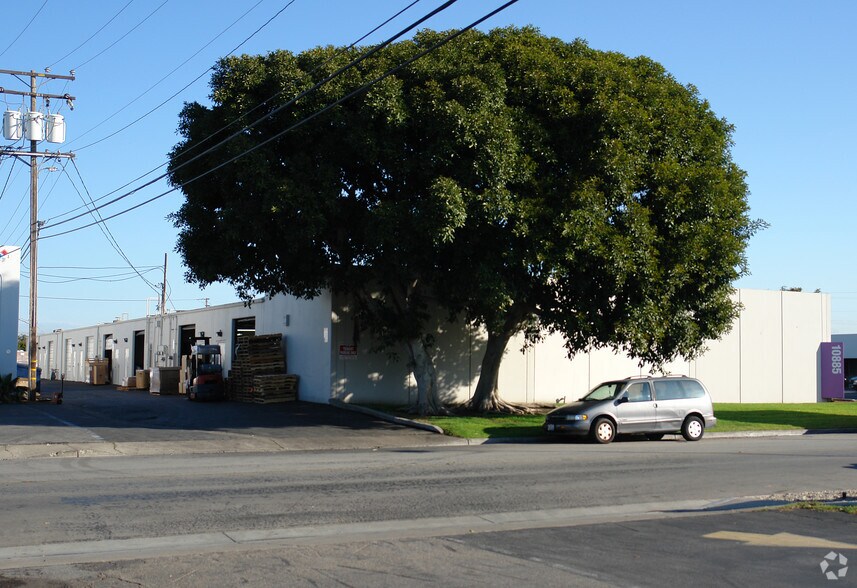 10925 Kalama River Ave, Fountain Valley, CA to rent - Primary Photo - Image 2 of 2