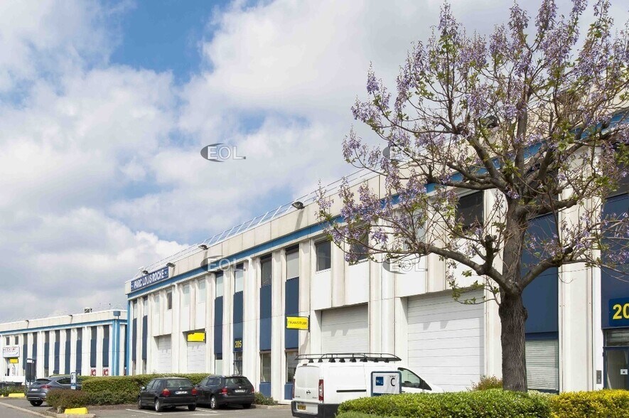 Light Industrial in Gennevilliers to rent - Building Photo - Image 1 of 16