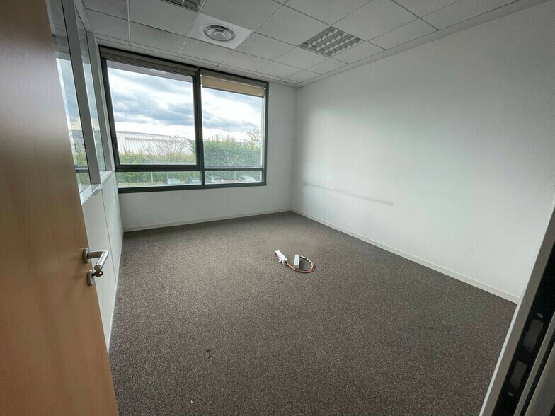 Office in CHAMPAGNE-AU-MONT-D'OR to rent - Interior Photo - Image 3 of 12