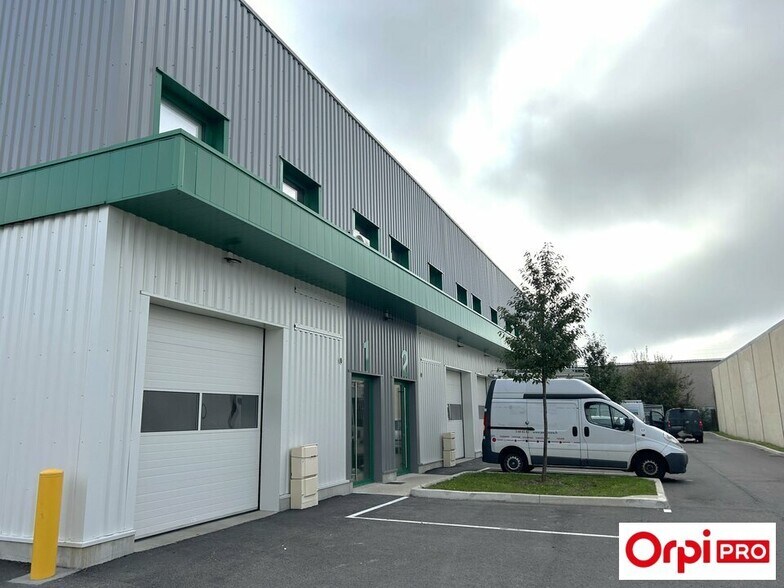 Light Industrial in Mions to rent - Building Photo - Image 1 of 6