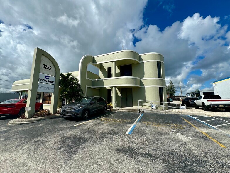 3232 SE Dixie Hwy, Stuart, FL for sale - Building Photo - Image 1 of 1