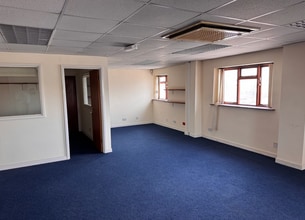 Watercombe Ln, Yeovil to rent Interior Photo- Image 2 of 5