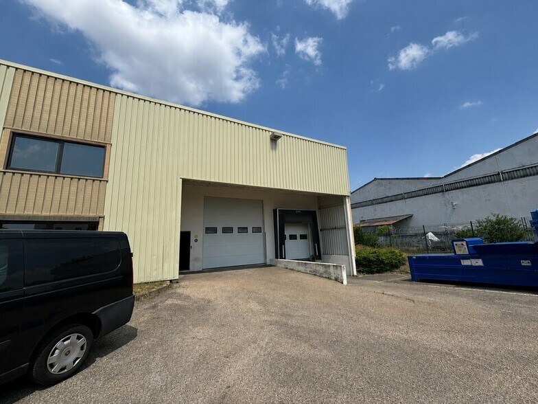 Light Industrial in Genas to rent - Building Photo - Image 2 of 10