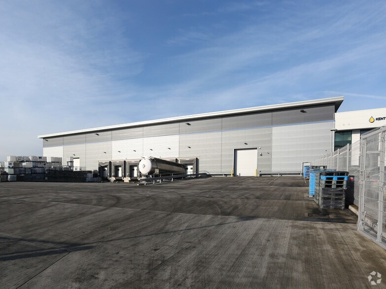 Christopher Martin Rd, Basildon to rent - Building Photo - Image 2 of 3