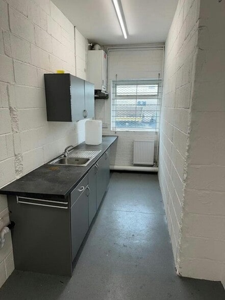 659 Eccles New Rd, Salford to rent - Building Photo - Image 1 of 5