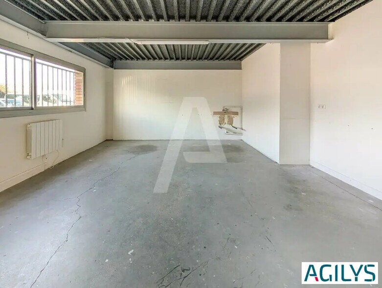 Light Industrial in Lisses to rent - Interior Photo - Image 3 of 12