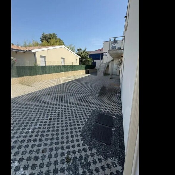 Retail in Léognan for sale - Building Photo - Image 2 of 3