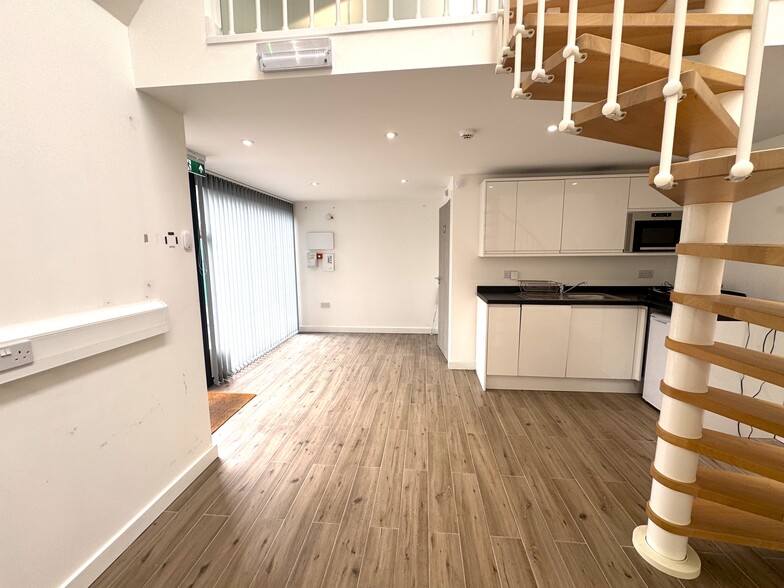 2A St Johns Hill Grove, London to rent - Interior Photo - Image 3 of 6