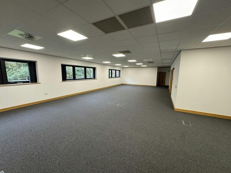 3 Queensbridge, Northampton to rent - Building Photo - Image 3 of 10