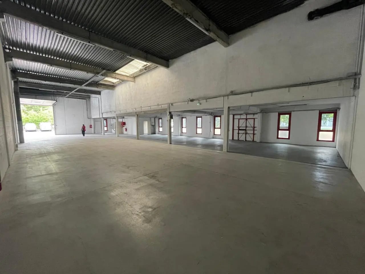 Light Industrial in Éragny to rent Interior Photo- Image 1 of 12