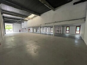 Light Industrial in Éragny to rent Interior Photo- Image 1 of 12