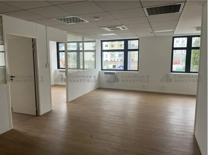 16 Rue Jean Jacques Rousseau, Issy-les-Moulineaux to rent - Building Photo - Image 2 of 24