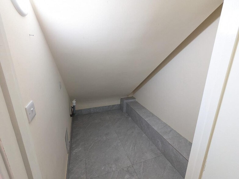 122-122A Finchley Rd, London to rent - Building Photo - Image 3 of 24