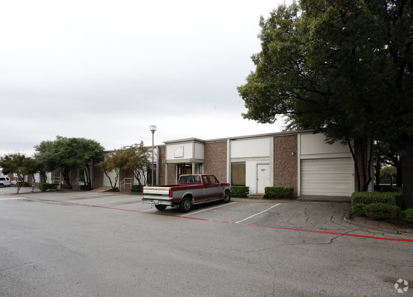 900 Business Pky, Richardson, TX for rent - Building Photo - Image 3 of 4