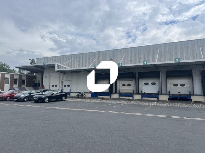 Industrial in Thiais to rent - Building Photo - Image 1 of 11
