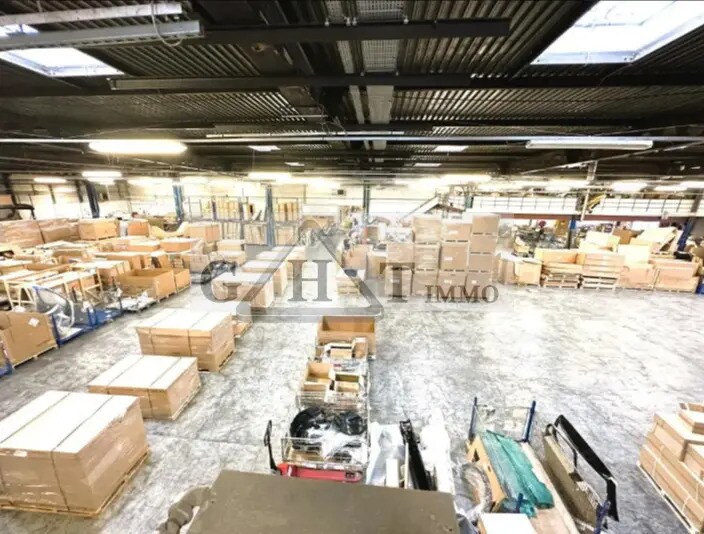 Location Entrepôt 6 300 m² - Photo 1