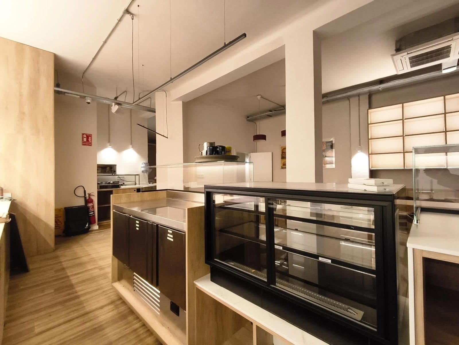 Retail in Barcelona, Barcelona to rent Interior Photo- Image 1 of 18