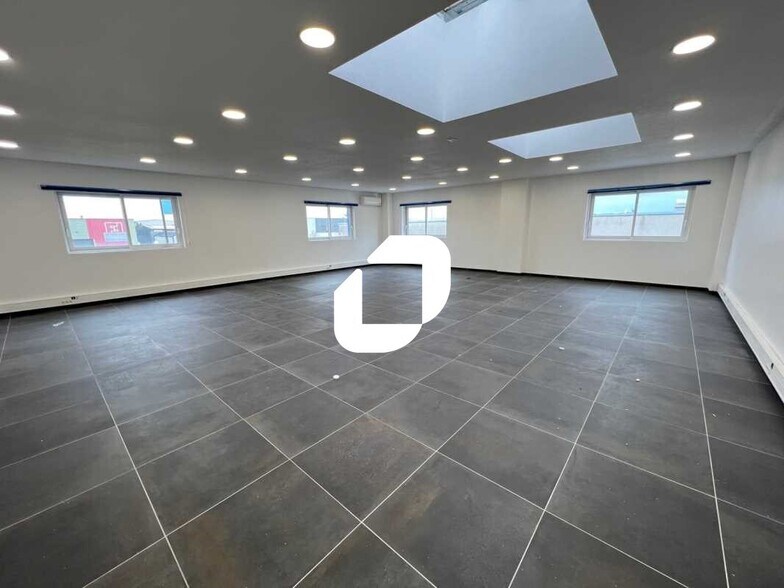 Office in Genas to rent - Interior Photo - Image 3 of 8